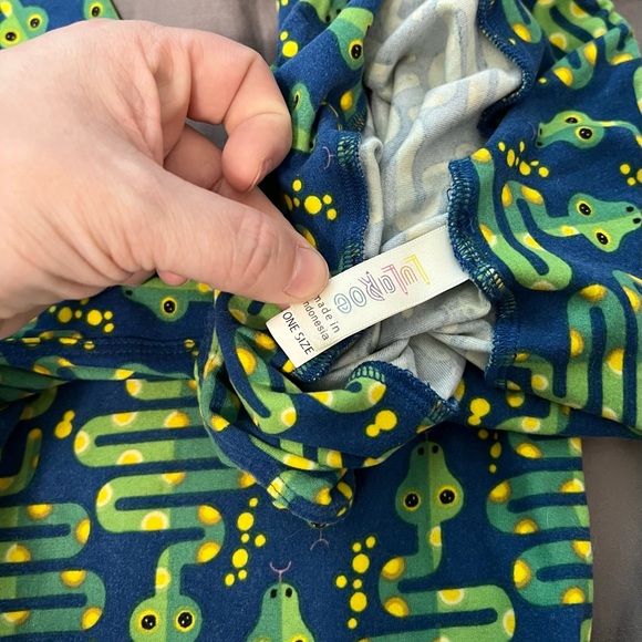 One size Lularoe leggings. Blue, green, and yellow snakes. - Picture 2 of 2